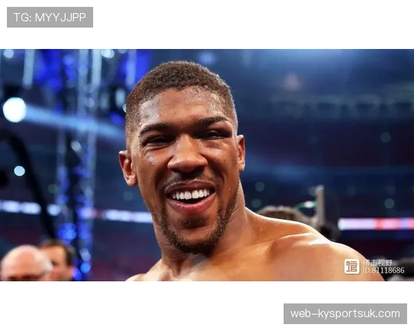 刚刷到安东尼·约书亚提着行李直接上私人直升机，我还在排队买早餐