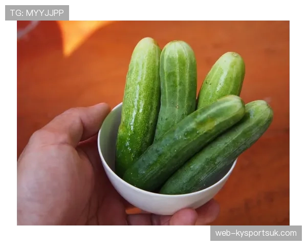 季丽萍训练完随手啃黄瓜的样子，真不像拿过世界冠军的人